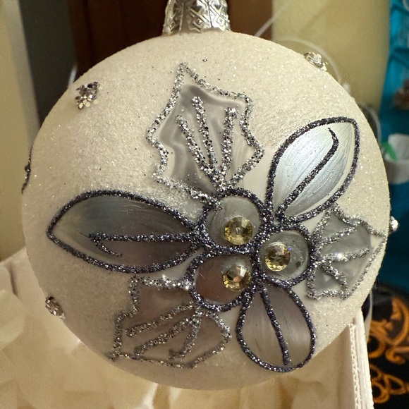EUROPEAN Hand Crafted Glass Christmas ornaments. White and gray Made in Poland. - Picture 1 of 7